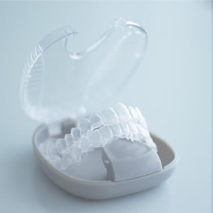 WHY CHOOSE THE ORACARE DENTAL CENTER  AS YOUR INVISALIGN MONTREAL DENTIST?